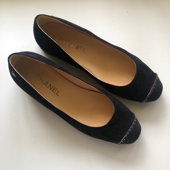 CHANEL Black Suede Grosgrain Captoe Pump with Silver Chain Detail - Picture 1 of 14